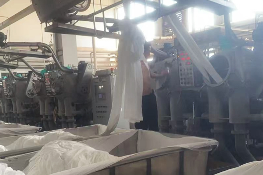 염색 공장 생산 - 회색 천을 실린더에 넣음